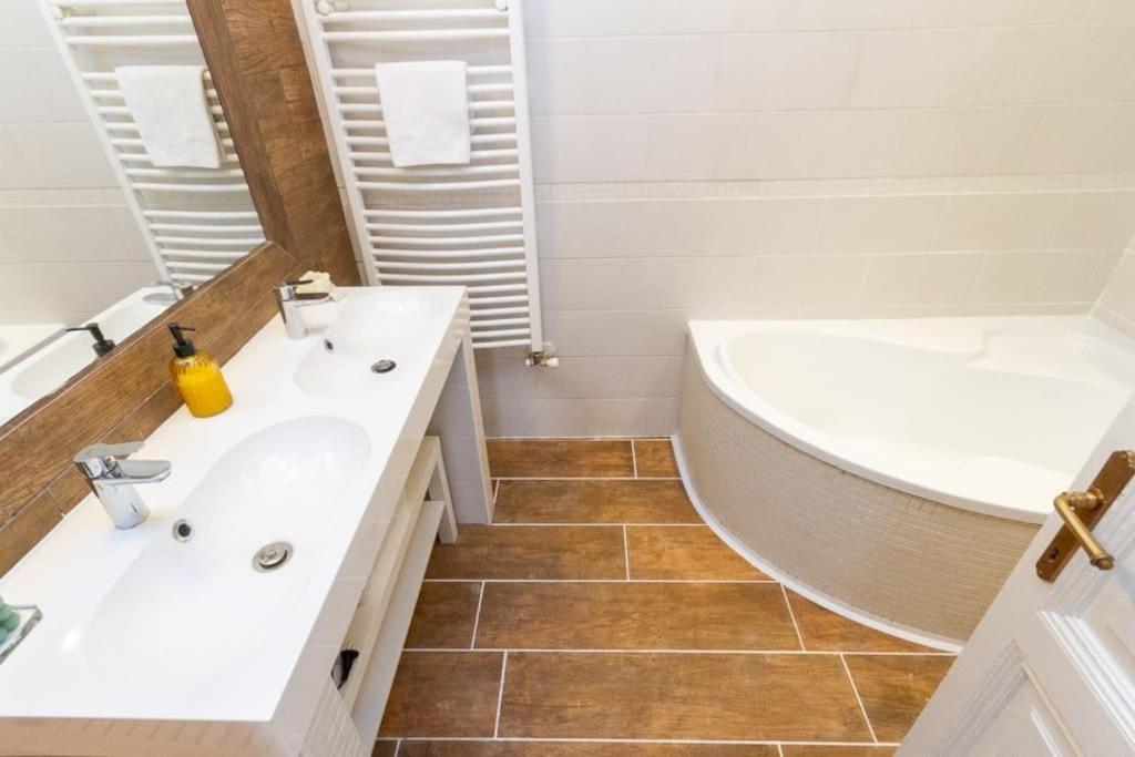 4br Artdeco Elegance With Sauna By Newave Apartment *