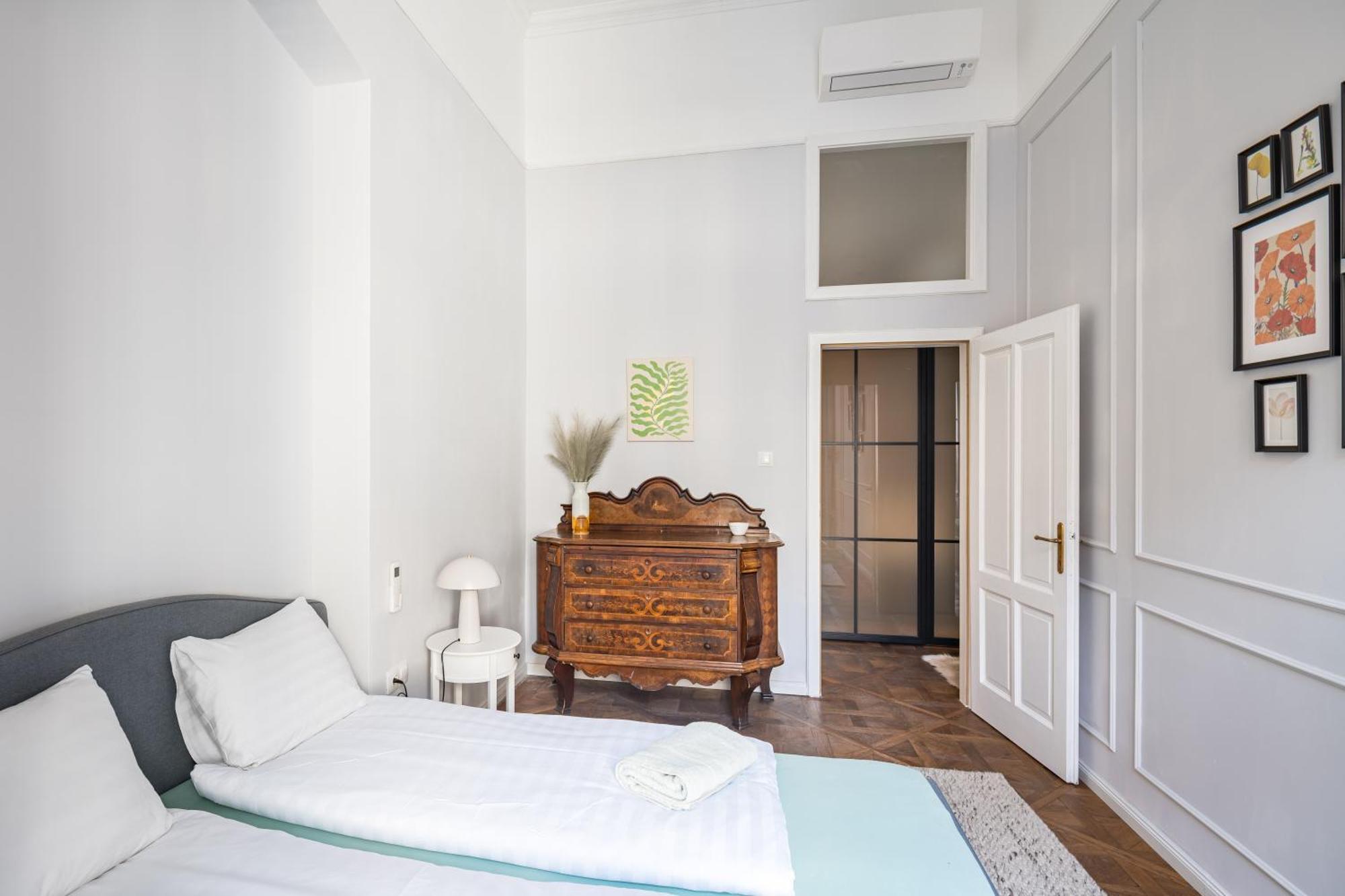 4br Artdeco Elegance With Sauna By Newave Apartment Budapest